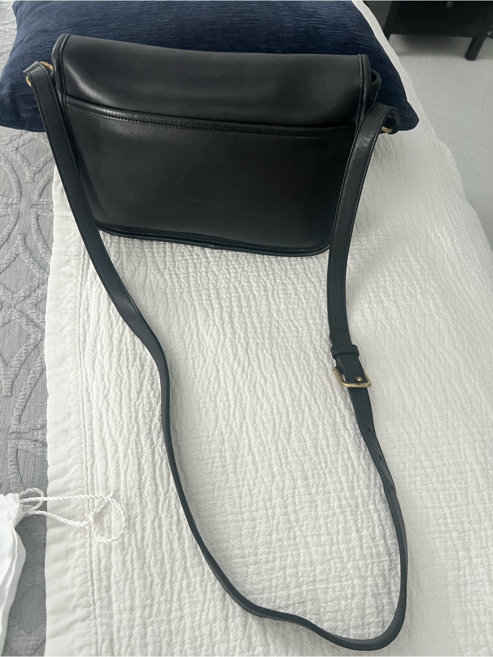 Vintage Coach Black Leather Saddle Crossbody with Gold Turnlock - Picture 3 of 11